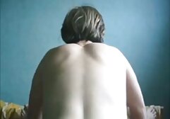 Mujer negra en lencería blanca porni anal casero controla a un chico